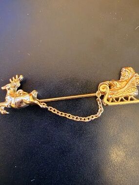AVON vintage Santa & reindeer pin